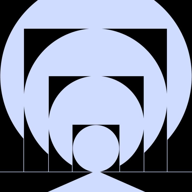 Abstrakte isometrische 3D-Grafik eines violetten Würfels, der in einer schwarzen Rasterlinienstruktur schwebt.