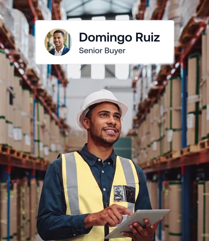 Senior-Einkäufer Domingo Ruiz mit einem digitalen Tablet in einem großen Logistiklager