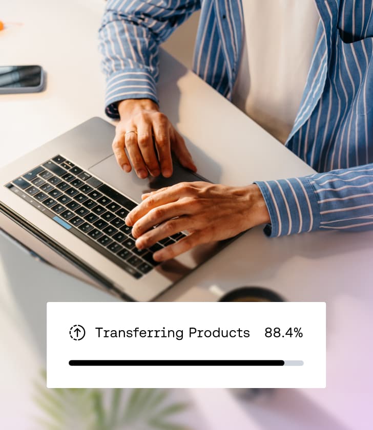 Person, die auf einem Laptop tippt, mit Fortschrittsbalken-Overlay für die Produktübertragung.