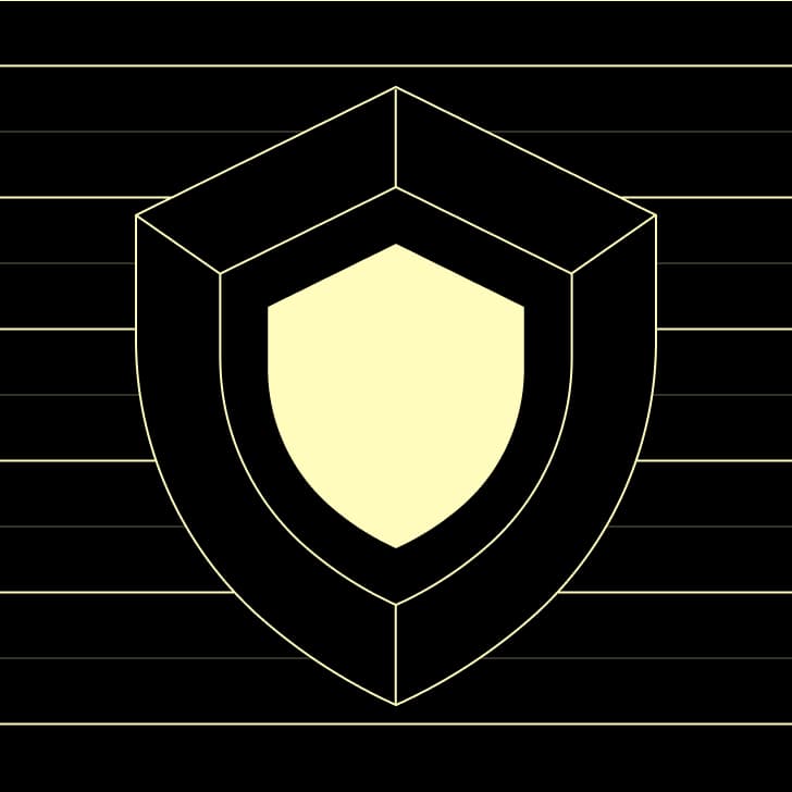 Isometrisches hellgelbes Sicherheitsschild-Symbol auf dunklem Hintergrund mit horizontalen Rasterlinien.