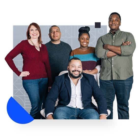 Mann, der an einem Computer arbeitet